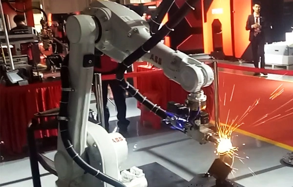 Wycinarka laserowa 3D z ramieniem robota do cięcia i spawania rur i rur