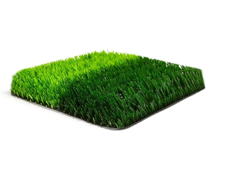 Nowy sztuczny trawnik na boisko do piłki nożnej