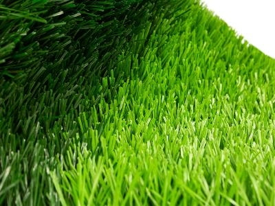 Nowy sztuczny trawnik na boisko do piłki nożnej