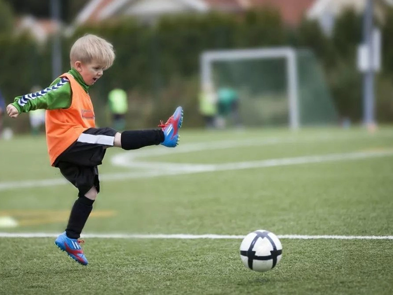 Plastikowa zielona sztuczna trawa dywanowa do sportów piłkarskich