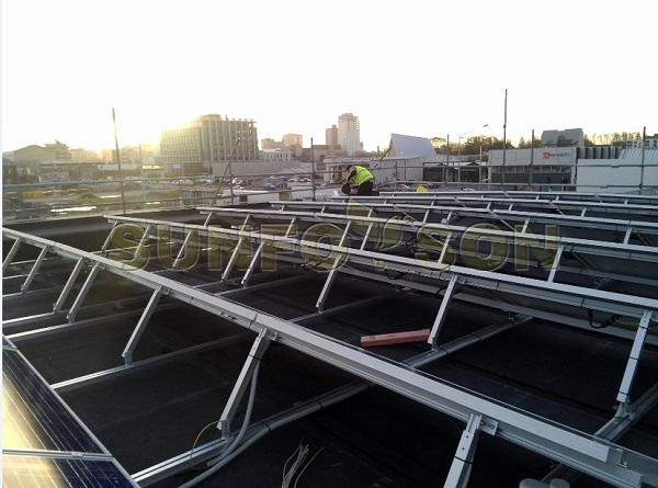 Regulowany montaż na dachu słonecznym