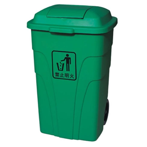 Plastikowe pojemniki na śmieci do recyklingu na zewnątrz
