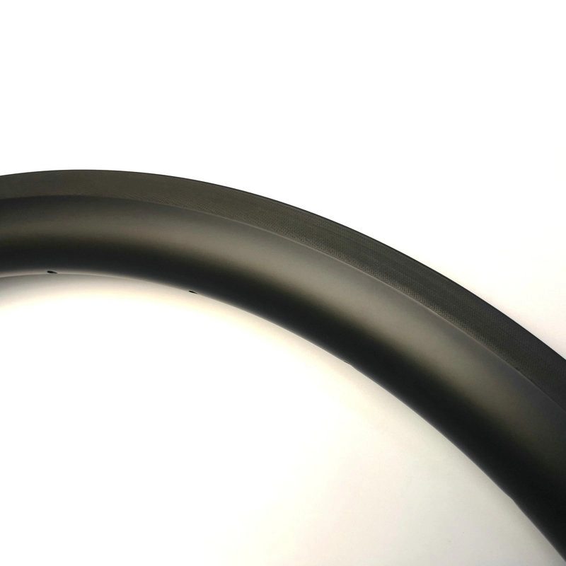 Rower szosowy o szerokości 25 mm i głębokich obręczach 45 mm z włókna węglowego kompatybilny z oponami bezdętkowymi