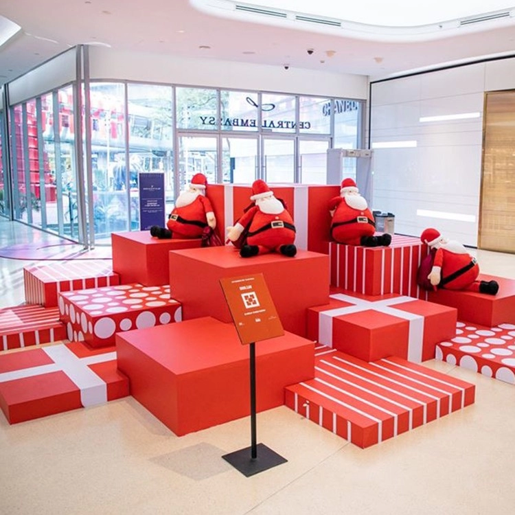Modna czerwona świąteczna dekoracja do centrum handlowego