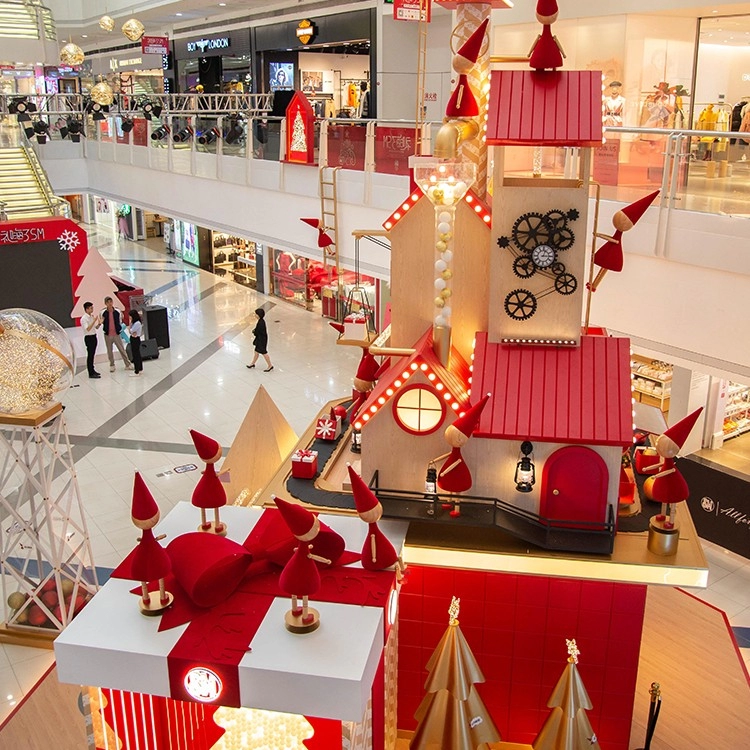 Modna czerwona świąteczna dekoracja do centrum handlowego