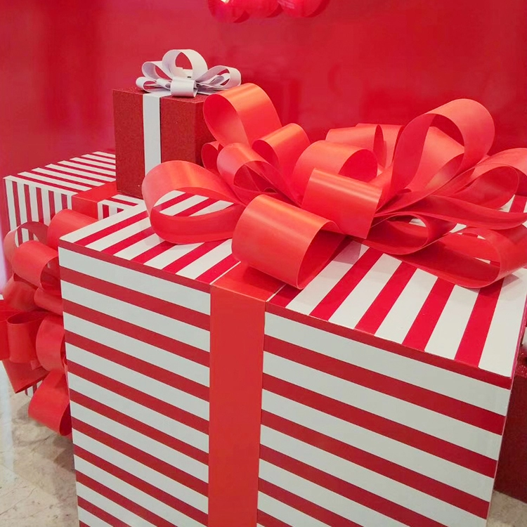 Niestandardowe drewniane pudełko na prezenty do dekoracji świątecznych w centrum handlowym