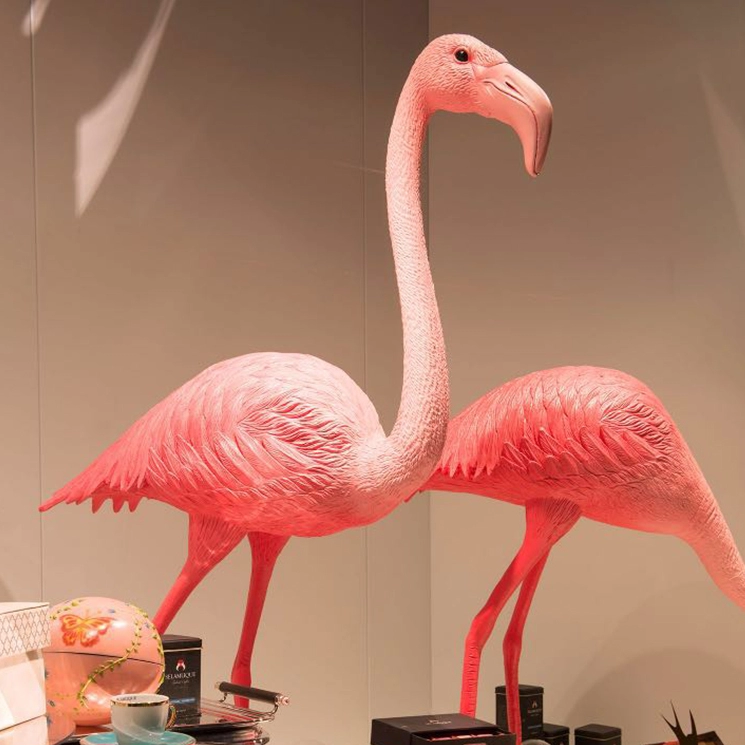 Rzeźby flamingów z czerwonego włókna szklanego