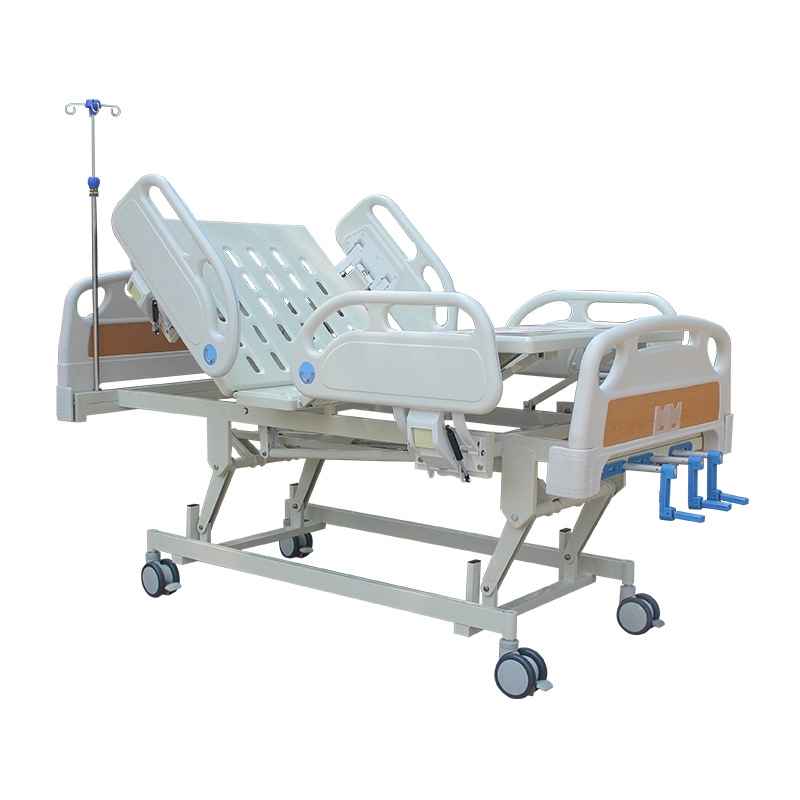 Trzy ręczne metalowe łóżka szpitalne z korbą