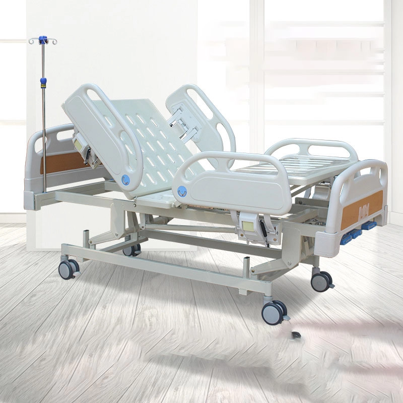 Trzy ręczne metalowe łóżka szpitalne z korbą