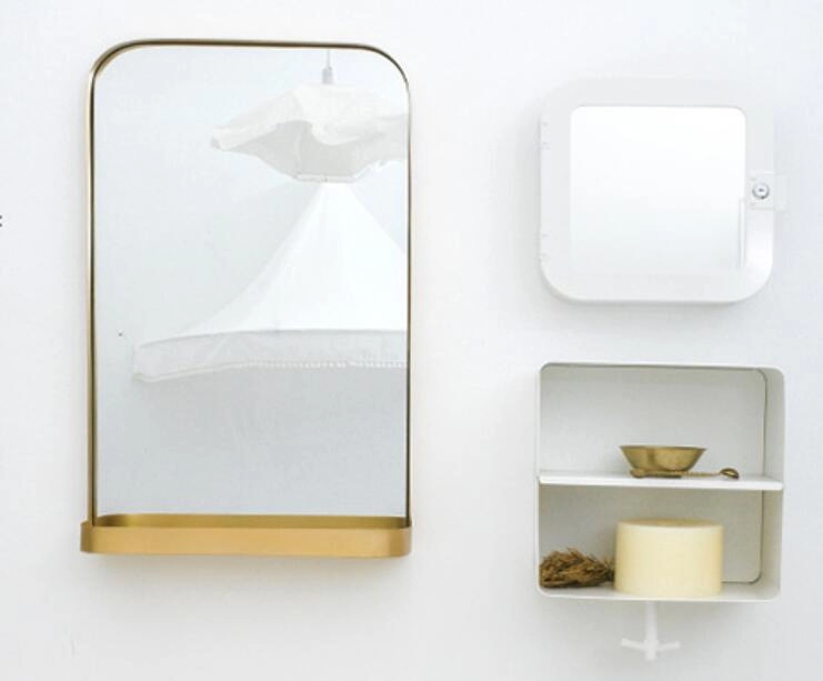 Metalowe, cienkie, złote lustro ścienne z półką do przechowywania