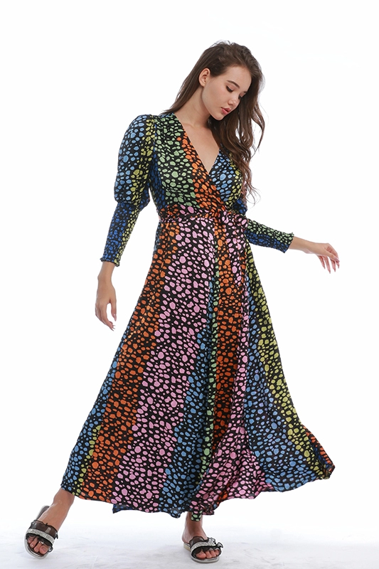 Elegancka damska suknia z długim rękawem w kolorowe kropki z nadrukiem w serek