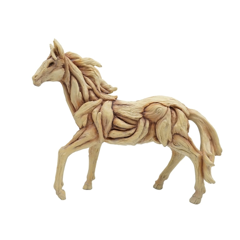 Pozowanie posąg konia w rustykalnym wykończeniu z drewna dryfującego z żywicy