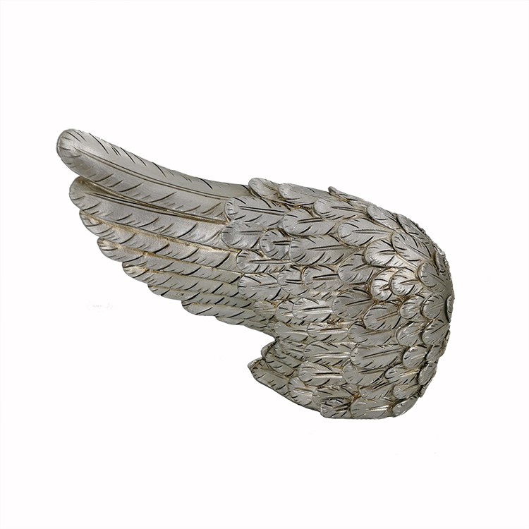 Świecznik z żywiczną srebrną figurką w kształcie skrzydła anioła