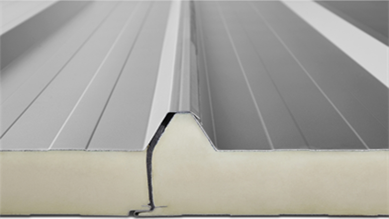 Panel dachowy warstwowy z poliuretanu