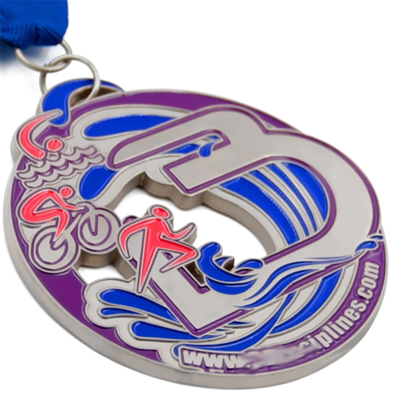 Fabrycznie wykonany medal triathlonowy na rowerze pływackim i biegowym